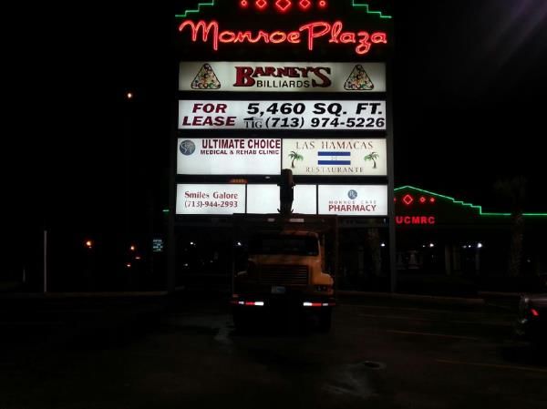 IPS009 - Custom Illuminated Pylon Sign for Retail