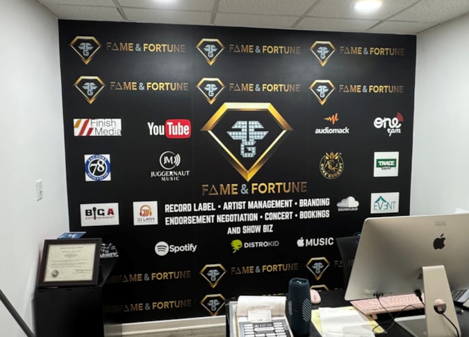 Wall Murals & Graphics