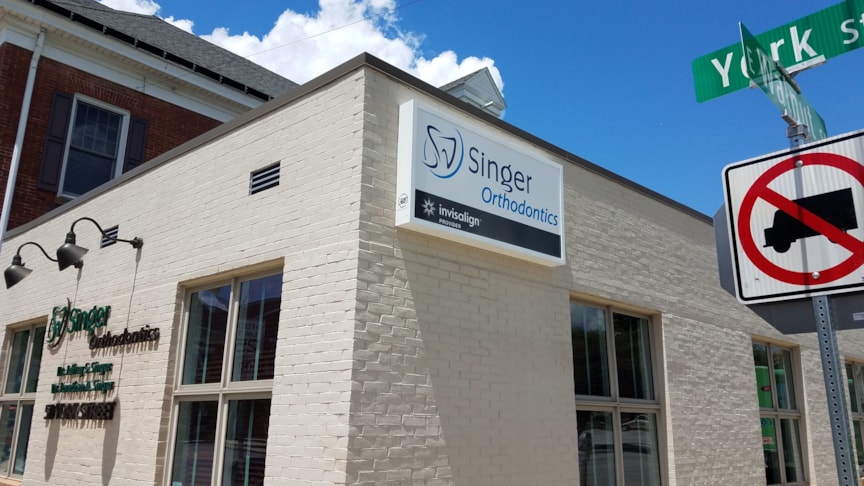 Lighted sign cabinet