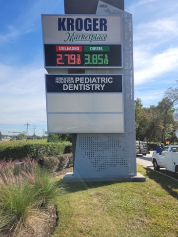 Pylon & Pole Signs | Pediatric Dentistry