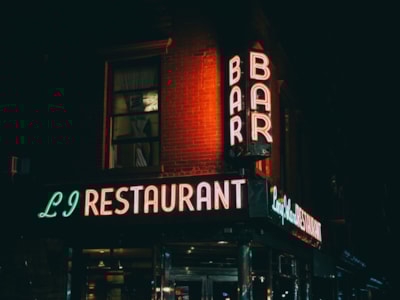 Storefront Signs: 6 Tips for Choosing the Right One for Your Business