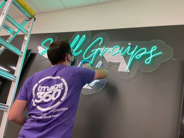 Edgelit and Backlit Signs