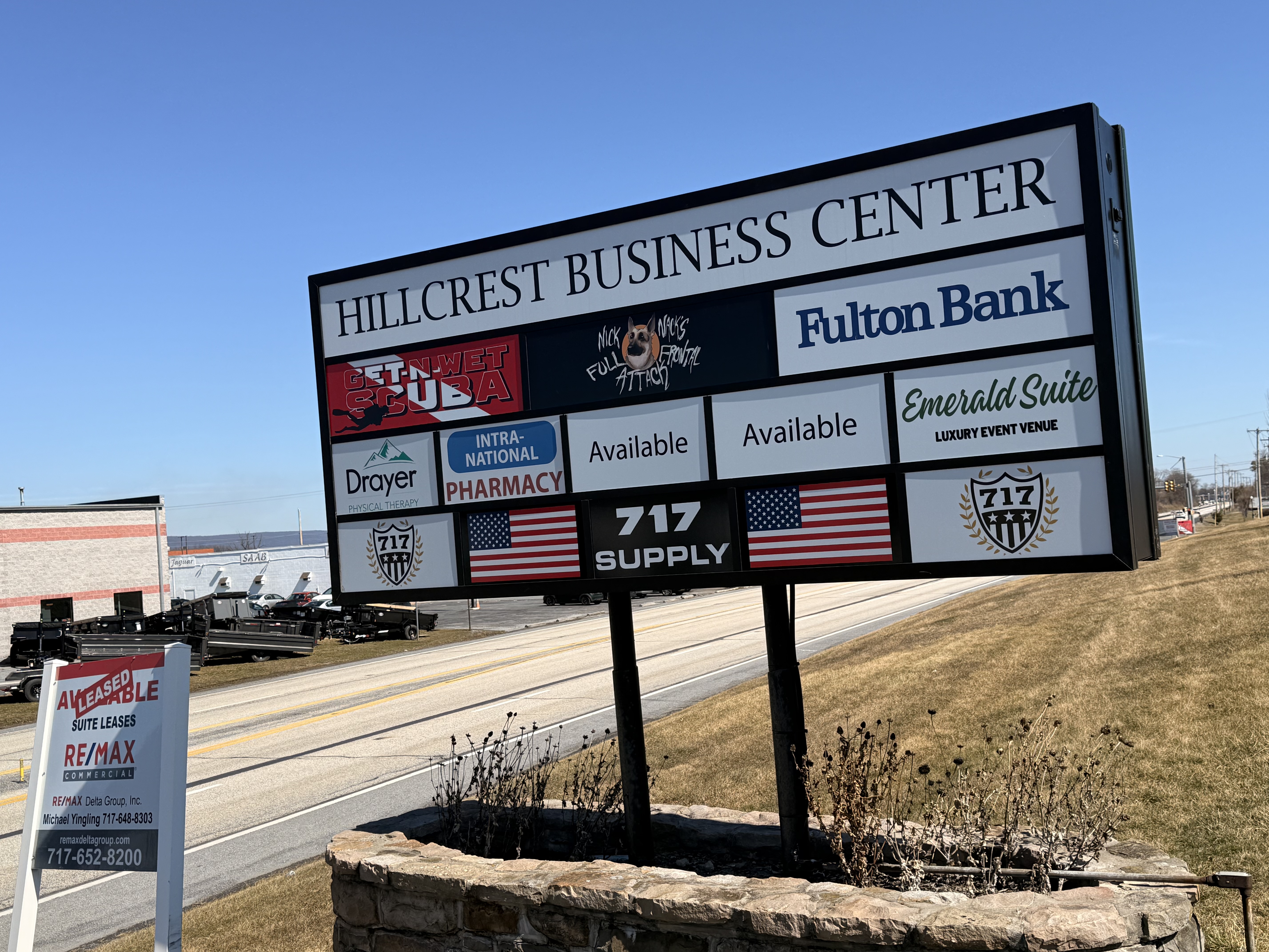 Pylon & Pole Signs | Retail | Harrisburg, Pennsylvania | Vinyl