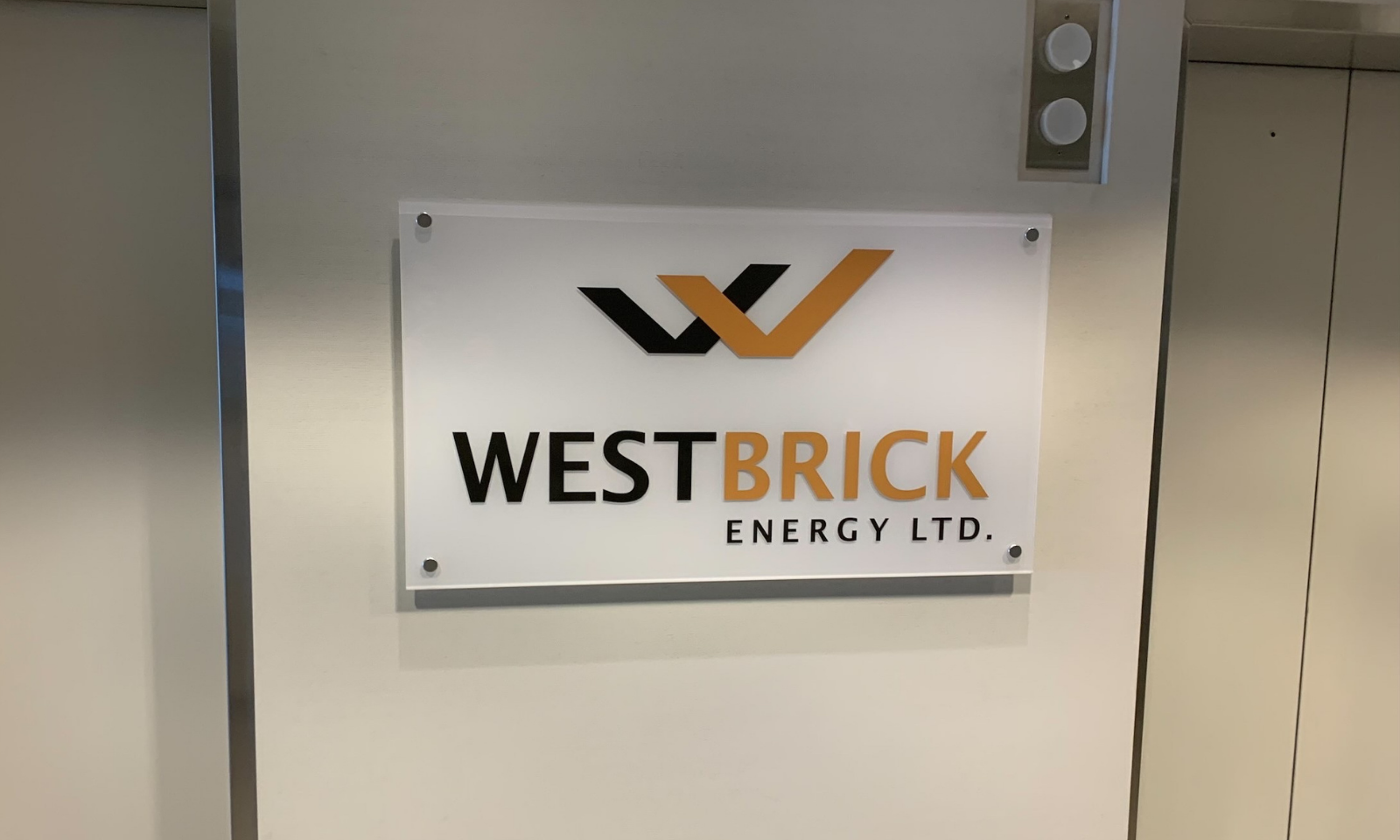 Clear Signals: The Impact of Readability and Contrast in Signage