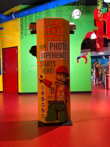 Custom ACM and Vinyl Kiosk Wrap for LEGOLAND Discovery Center in Kansas City, Missouri