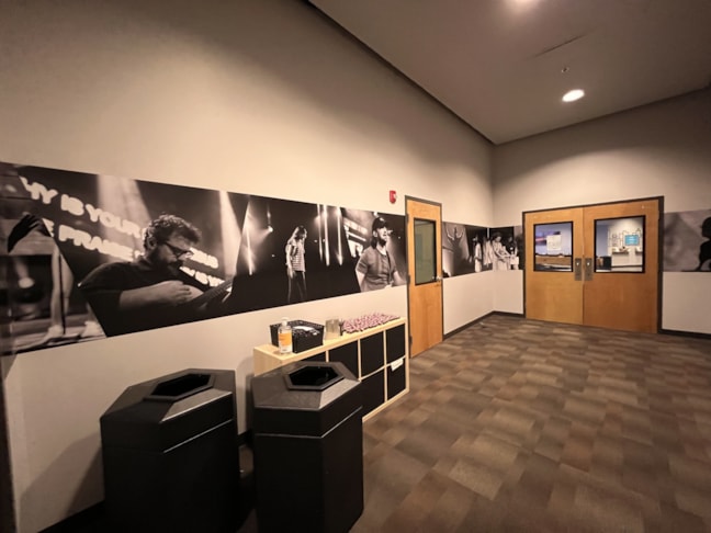 Wall Murals & Graphics