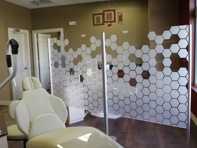 Acrylic partition with aluminum supports and etched glass look honeycomb pattern