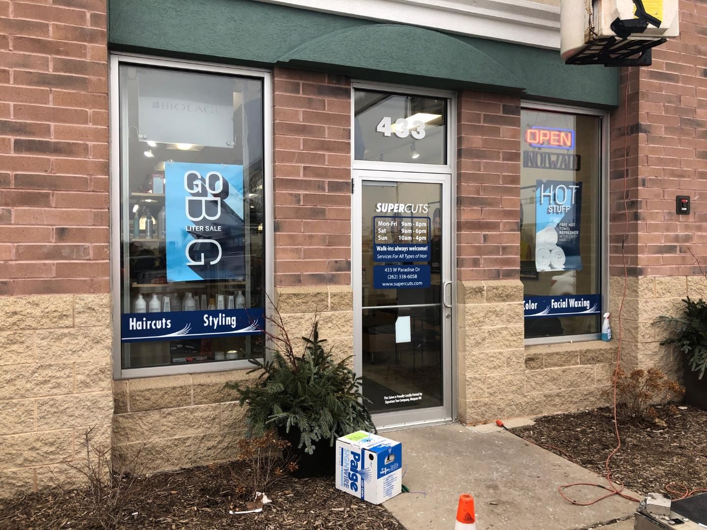 Window graphics Supercuts
